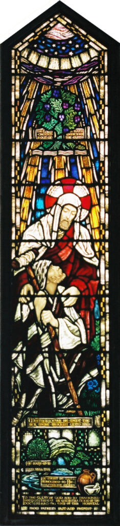 ステンドグラス 正面中央 「イエス・キリスト」(550×2390)