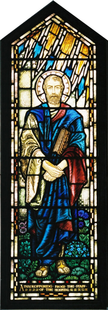 ステンドグラス 正面左 「福音記者ルカ」(550×1590)